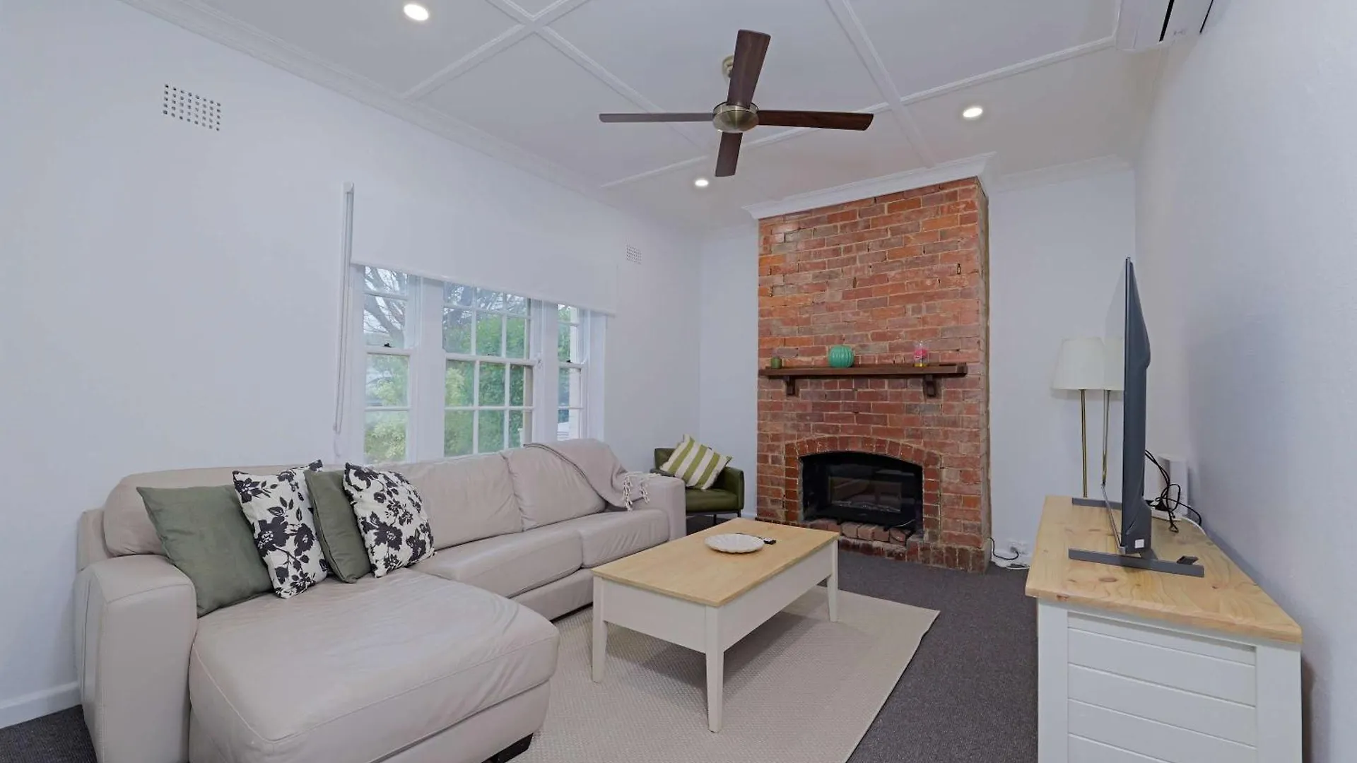 Manuka Village - Sleeps 8 - Free Parking X 4 Kingston Australia