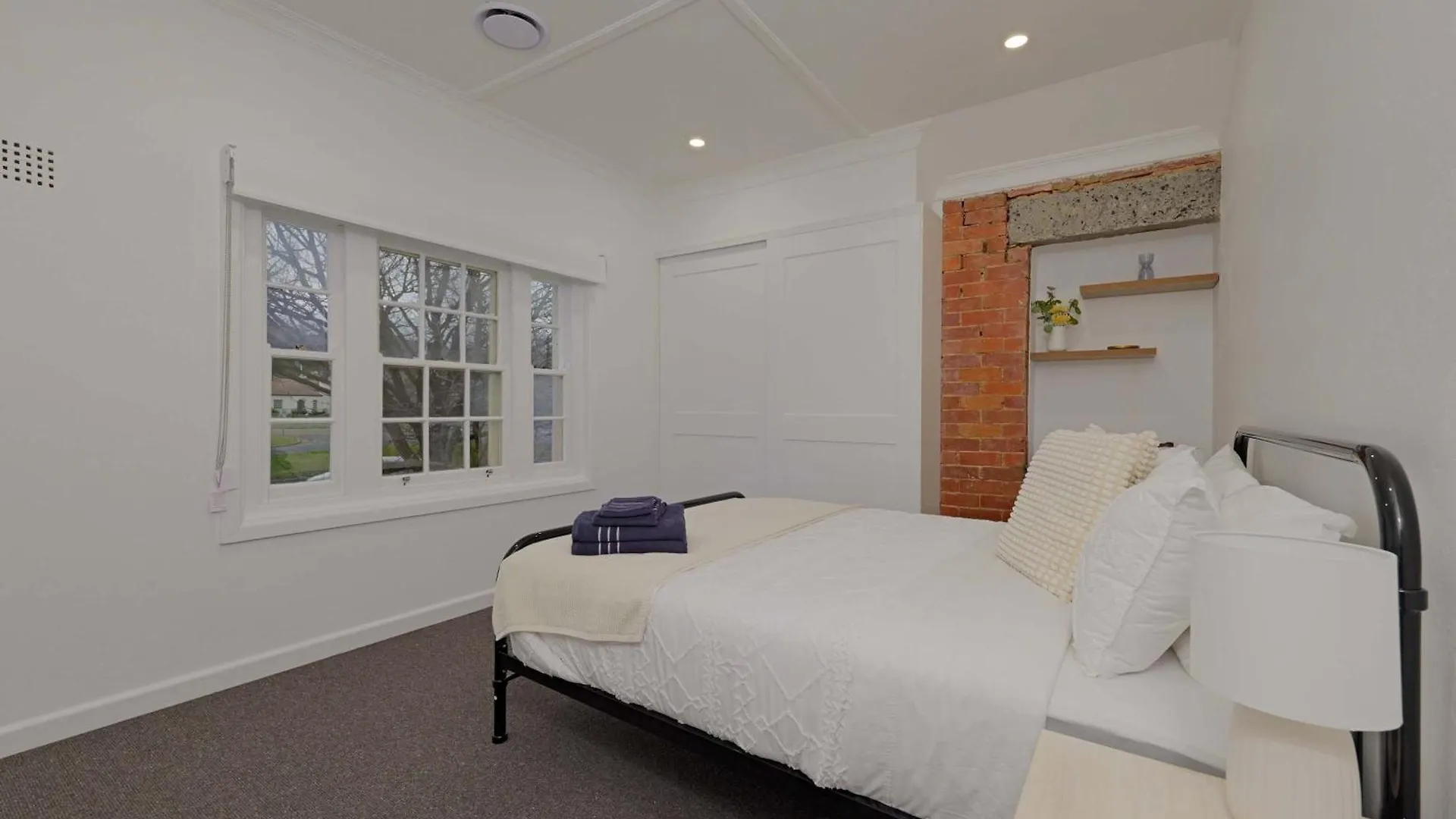 Holiday home Manuka Village - Sleeps 8 - Free Parking X 4 Kingston Australia