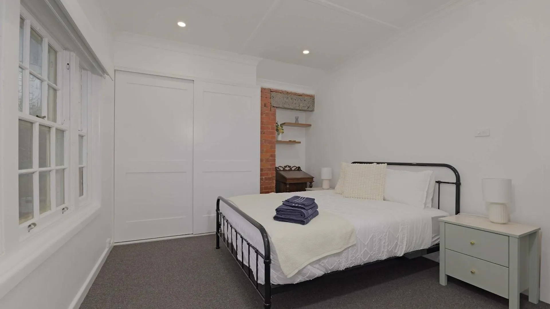 Manuka Village - Sleeps 8 - Free Parking X 4 Kingston 0*,  Australia